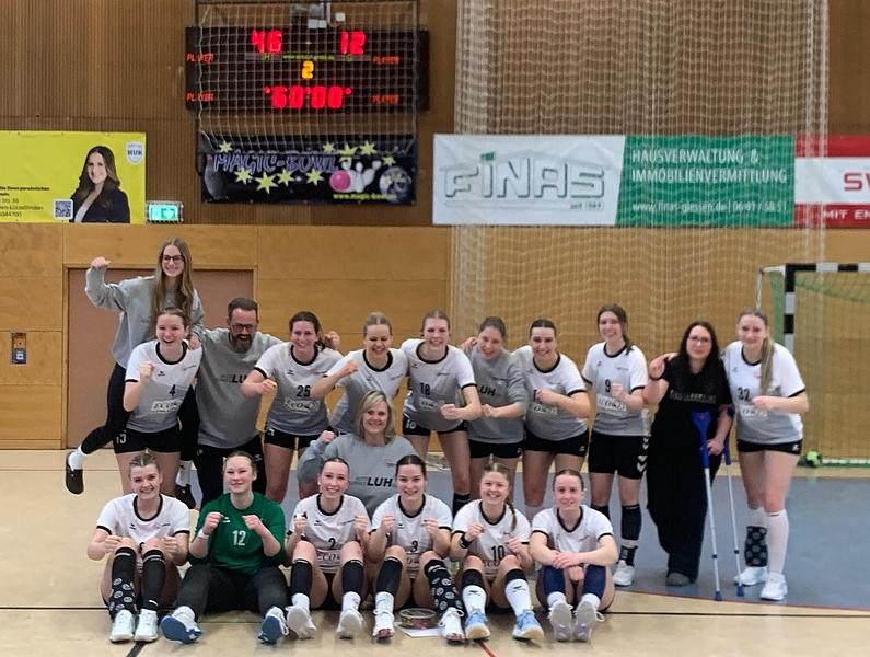 Jubelnde Mannschaft der HSG Linden in der Halle